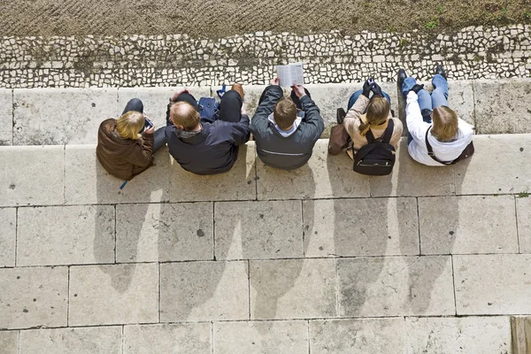 Mensen hebben een rust op de klooster van Jeronimos — Stockfoto