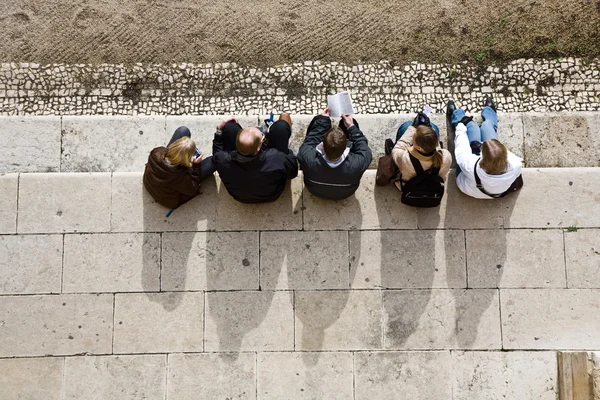 Люди отдыхают в Иеронимосе — стоковое фото