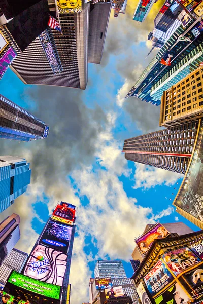 Times square is gekenmerkt met theaters van broadway en het enorme aantal — Stockfoto