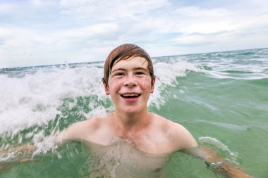 Çocuk okyanusta yüzüyor