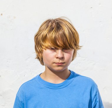 sevimli genç çocuk portresi