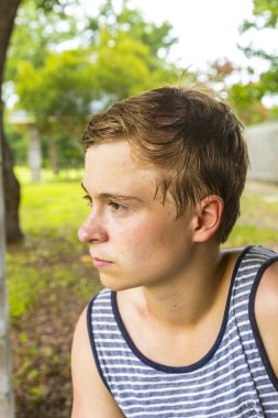 Beyaz genç çocuk içinde Bro tank giyinmiş
