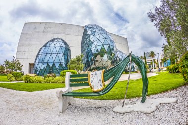 Salvador Dali Müzesi, St. Petersburg dış