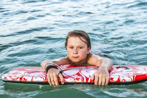 Pojke uttömd från surfing — Stockfoto