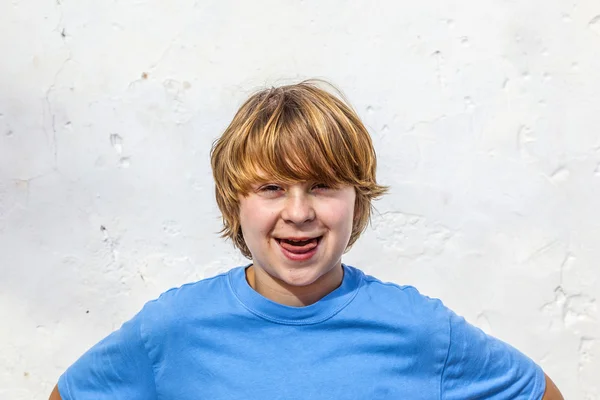 Portret van schattige jonge jongen — Stockfoto