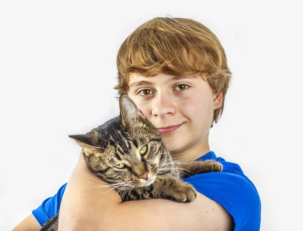 Bonito adolescente menino com seu gato — Fotografia de Stock