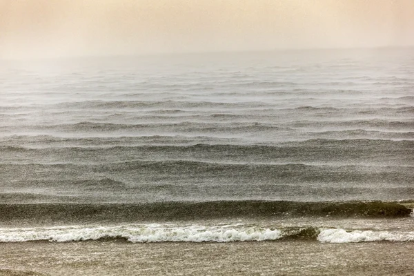 Chuva forte sobre o oceano pacífico — Fotografia de Stock
