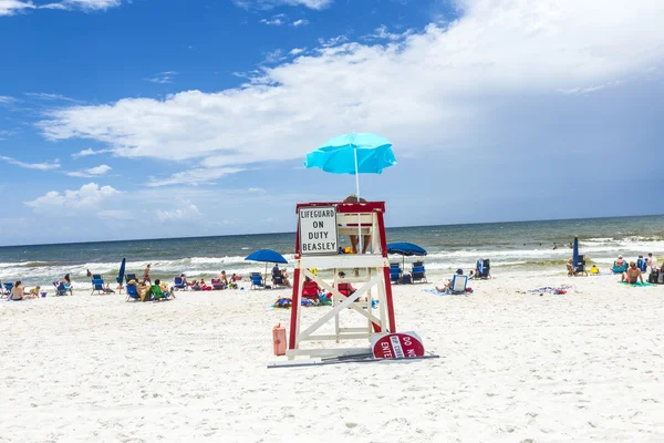 Mensen genieten van het prachtige strand van Stein — Stockfoto