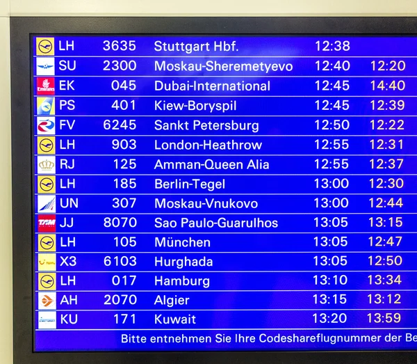 Pannello con voli in arrivo e stato effettivo a Rhein Main Airp — Foto Stock