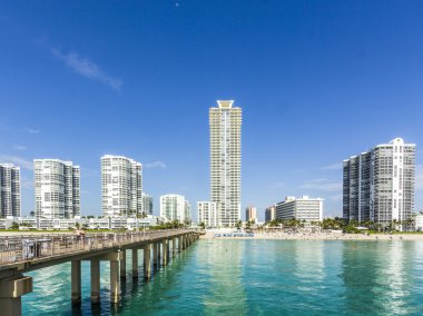  Sunny Isles Beach pier yakınındaki insanlar rahatlamak