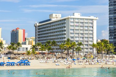  Sunny Isles Beach pier yakınındaki insanlar rahatlamak