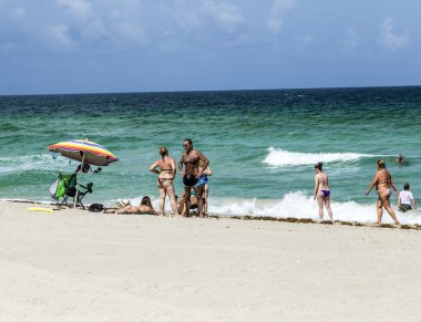 İnsanlar Güney plaj öğleden sonra ışığa tadını çıkarın.
