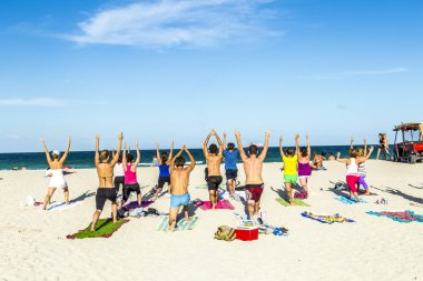 İnsanlar Güney plaj fitness sahasında tadını çıkarın.