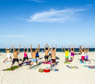 İnsanlar Güney plaj fitness sahasında tadını çıkarın.