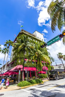 Lincoln Road kafede oturan insanlar zevk almak