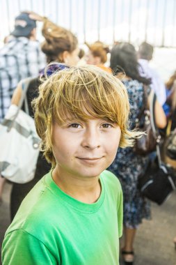 mutlu yakışıklı çocuk