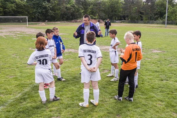 Allenatore discute la partita di calcio con i giovani giocatori — Foto Stock