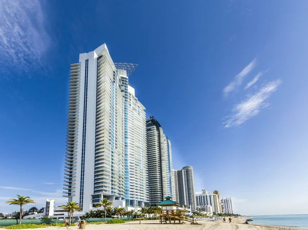 Sunny Isles Beach pier yakınındaki insanlar rahatlamak — Stok fotoğraf