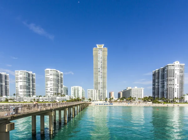 People relax near the pier in Sunny Isles Beach — Stock Photo, Image