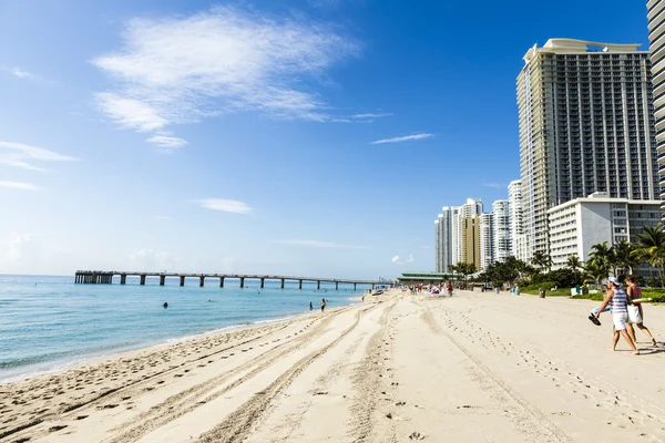 Uklidnit lidi blízko mola v Sunny Isles Beach — Stock fotografie