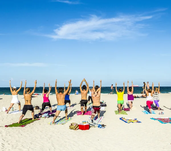 As pessoas desfrutam do curso de fitness na praia sul — Fotografia de Stock