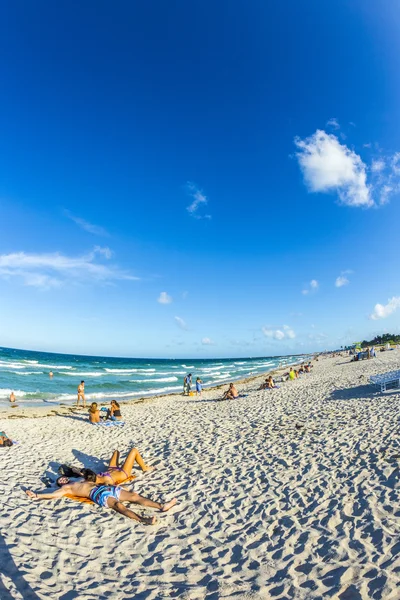 As pessoas relaxam na praia em Miami Beach no final da tarde — Fotografia de Stock