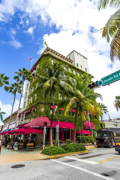 People enjoy sitting in the cafe at Lincoln Road — Stock Photo, Image