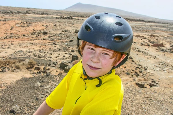 Мальчик ехал на своем мотоцикле по бездорожью — стоковое фото