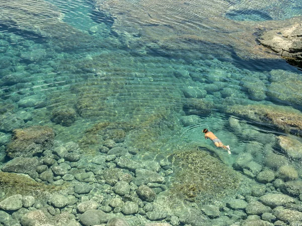 Människor dykning i en naturlig bassäng i havet — Stockfoto