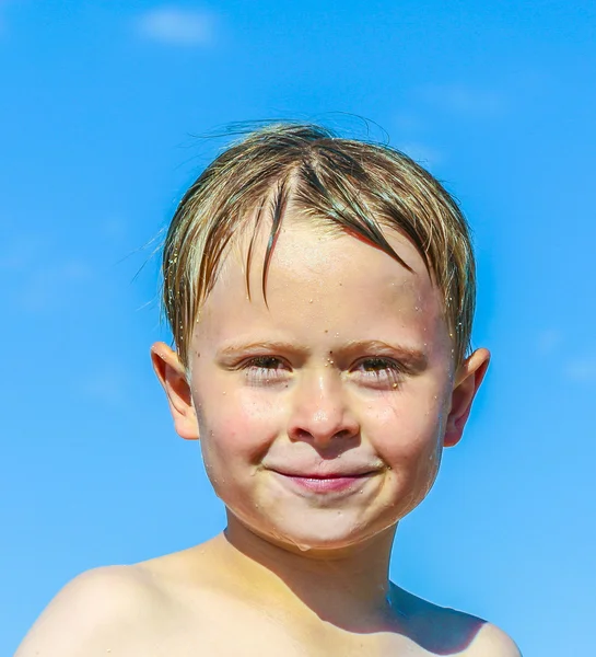 Portrait de mignon garçon à la plage — Photo