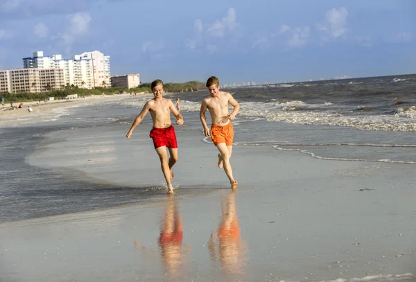 Adolescente disfruta corriendo a lo largo de la playa —  Fotos de Stock
