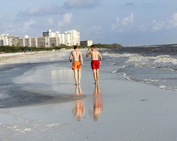 Teenager joggt gern am Strand entlang — Stockfoto