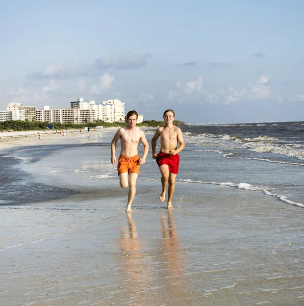 Tonåring har jogging längs stranden — Stockfoto