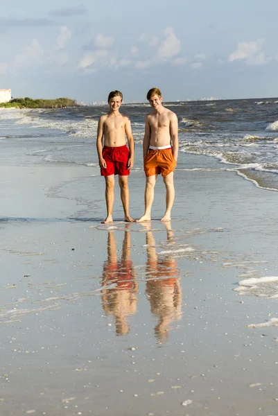 Teenager joggt gern am Strand entlang — Stockfoto