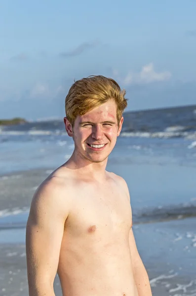 Bonito adolescente confiante ao pôr do sol na praia — Fotografia de Stock