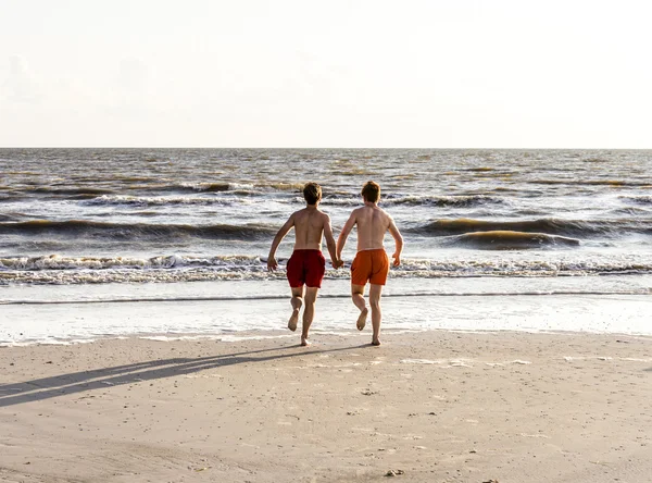 Teenager enjoys jogging along the beach — Stock Photo, Image