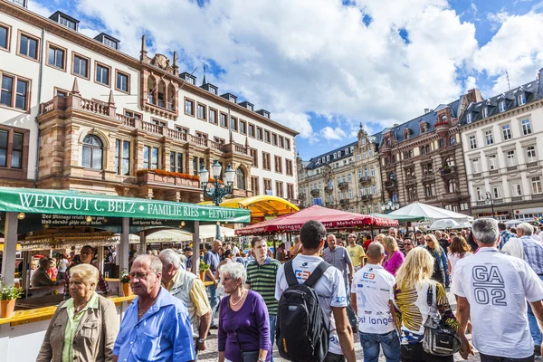 Le persone godono del mercato presso il mercato centrale di Wiesbaden — Foto Stock