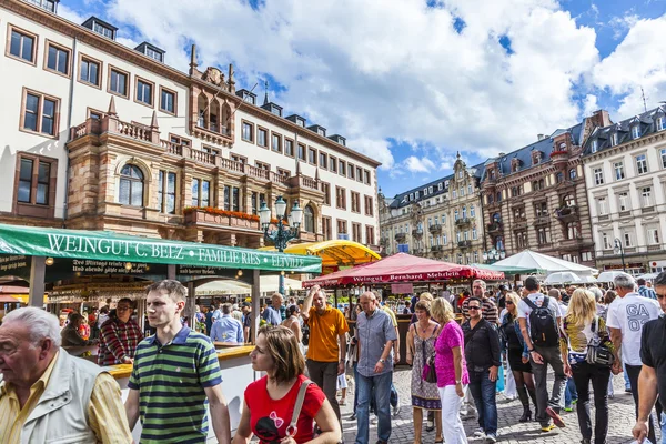 Folk nyter godt av markedet på det sentrale markedet i Wiesbaden – stockfoto
