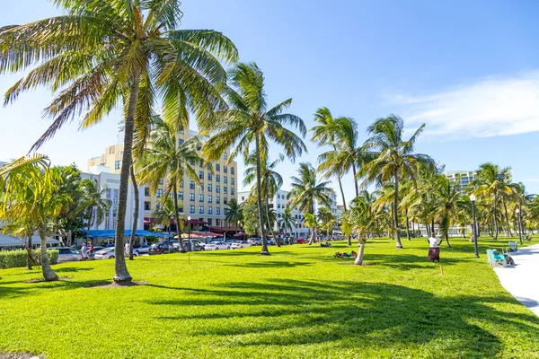 Les gens se détendre à la belle plage de Miami — Photo