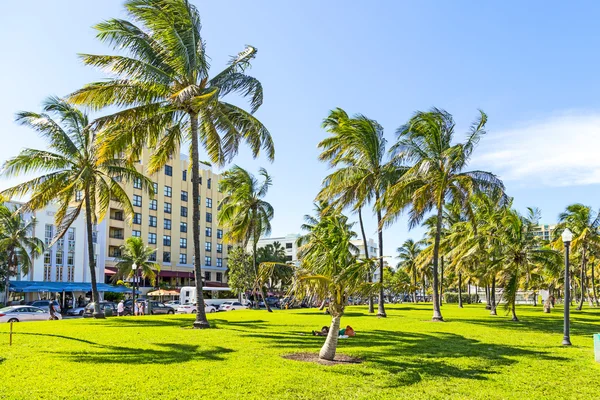 Mensen ontspannen in het mooie Miami Beach — Stockfoto