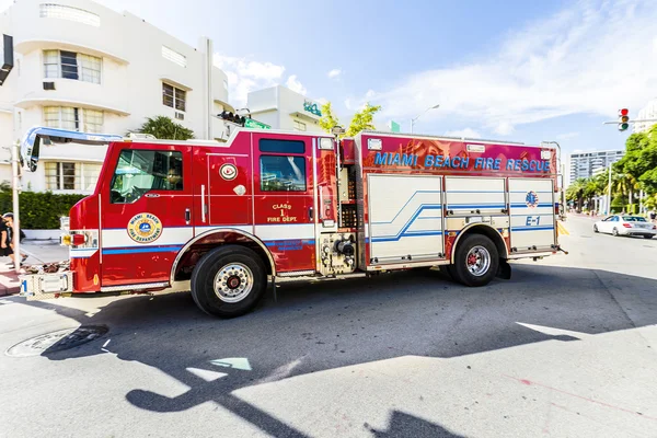 Pompiers en service à South Beach à Miami — Photo