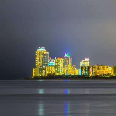 miami sunny Isles oc, yansımaları ile gece manzarası