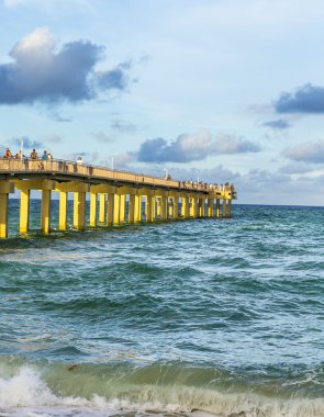 insanlar Sunny Isles Beach balıkçılık iskele tadını çıkarın.