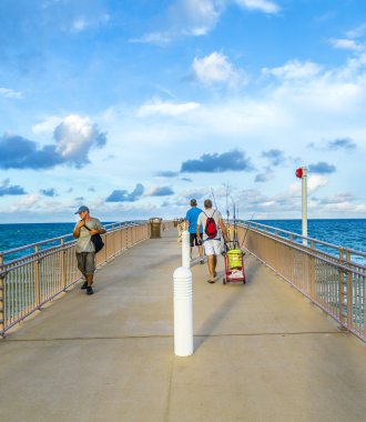 insanlar Sunny Isles Beach balıkçılık iskele tadını çıkarın.