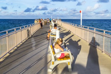insanlar Sunny Isles Beach balıkçılık iskele tadını çıkarın.
