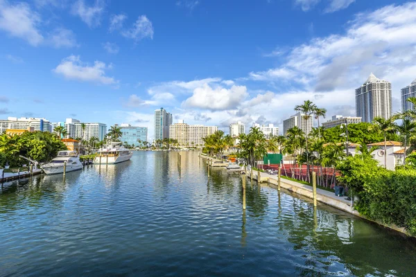 Casas de lujo en el canal en Miami Beach con barcos — Foto de Stock