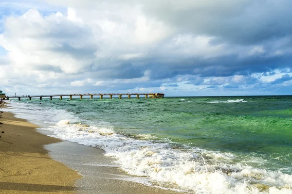 Pier am sonnigen Inselstrand in Miami — Stockfoto