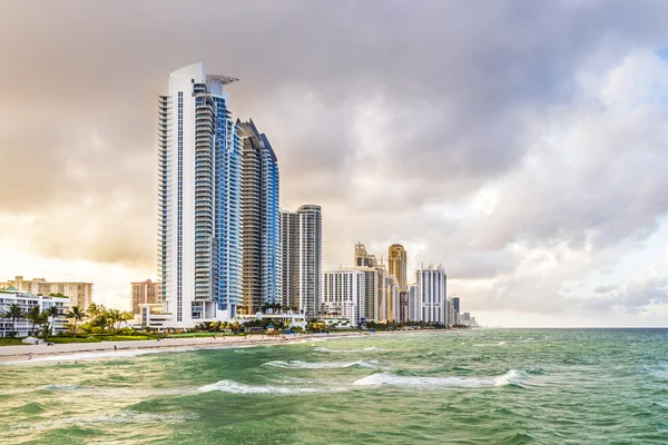 Wolkenkratzer am sonnigen Inselstrand in Miami — Stockfoto