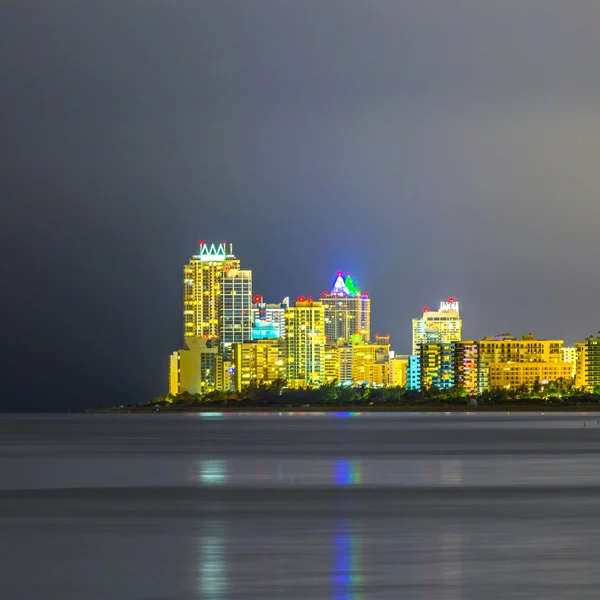 Skyline Майамі сонячного острова вночі з відбиттям готелю oc — стокове фото