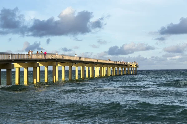 Insanlar Sunny Isles Beach balıkçılık iskele tadını çıkarın. — Stok fotoğraf